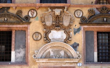 Piazza dei sinyorlar Verona, İtalya Palazzo Ragione duvardaki bas Rölyef