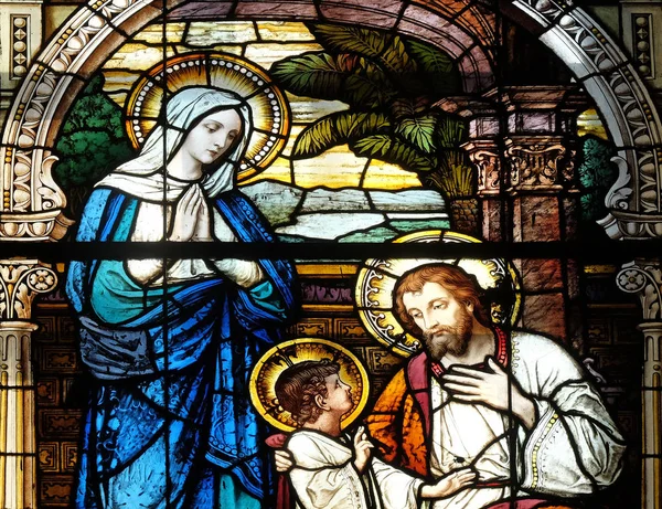 神聖な家族 クロアチア ザグレブの聖マルティン教会のステンド グラスの窓 — ストック写真