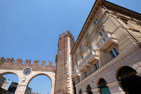 大街和中世纪的大门 Portoni 德拉胸罩在广场胸罩在维罗纳 意大利 — 图库照片