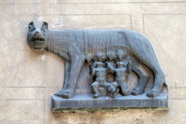 Réplica Lobo Capitolino Lupa Capitolina Que Representa Lobo Lactante Gemelo —  Fotos de Stock