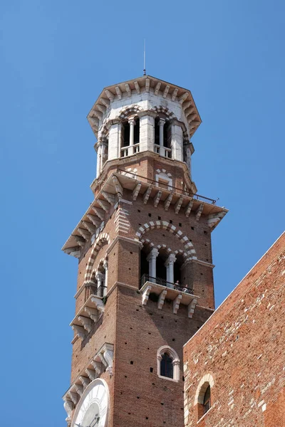 Torre Dei Lamberti Středověká Věž Lamberti Století Piazza Delle Erbe — Stock fotografie
