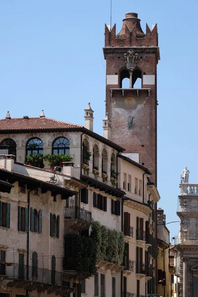 Башня Torre Del Gardello Рядом Palazzo Maffei Площади Пьяцца Делле — стоковое фото
