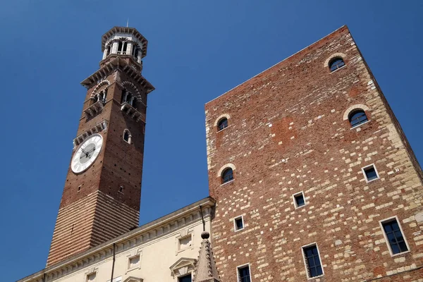 トッレ ランベルティ ランベルティ 世紀の中世の塔 エルベ広場 ヴェローナ イタリアのユネスコ世界遺産 — ストック写真