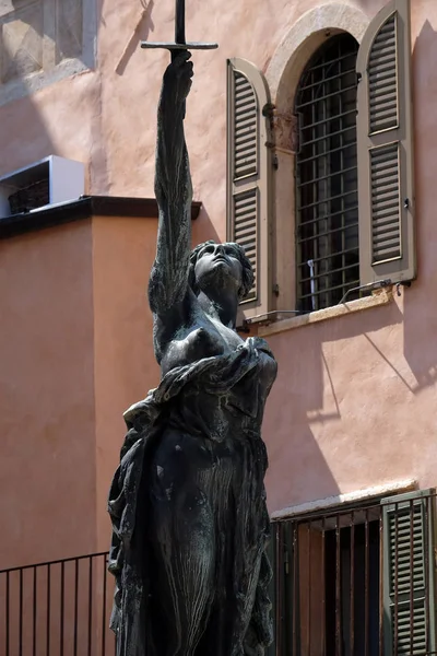 Özgürlük Heykeli Kılıç Üzerinde Kare Piazza Delle Erbe Verona Talya — Stok fotoğraf