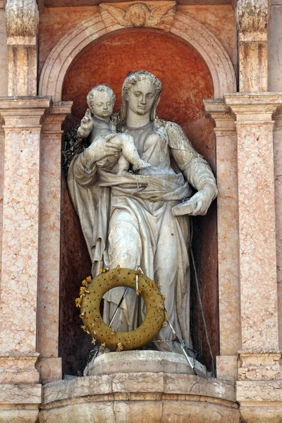 Jungfrau Maria Mit Jesuskind Statue Auf Dem Marktplatz Von Verona — Stockfoto