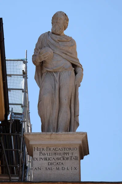 Marmor Statue Girolamo Fracastoro Århundrede Piazza Dei Signori Verona Italien - Stock-foto