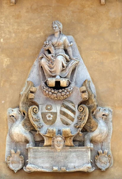 在意大利维罗纳西格诺里广场帕拉佐德拉久内宫宫墙上的低音浮雕 — 图库照片