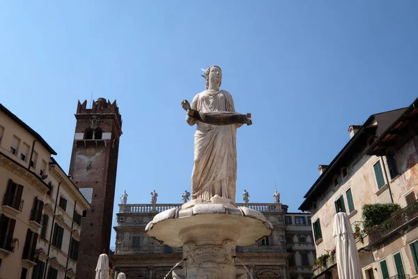呼ばれるマドンナ ヴェローナ ヴェローナ イタリアの広場 デッレ アーブ市場広場の Cansignorio スカラーで 1368 年に建てられたローマの像の噴水 — ストック写真