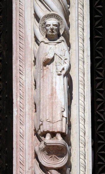 Святой Петр Веронский Статуя Фасаде Церкви Святой Анастасии Вероне Италия — стоковое фото