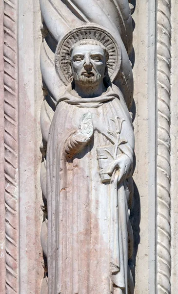 Heiliger Peter Von Verona Statue Auf Der Fassade Der Kirche — Stockfoto