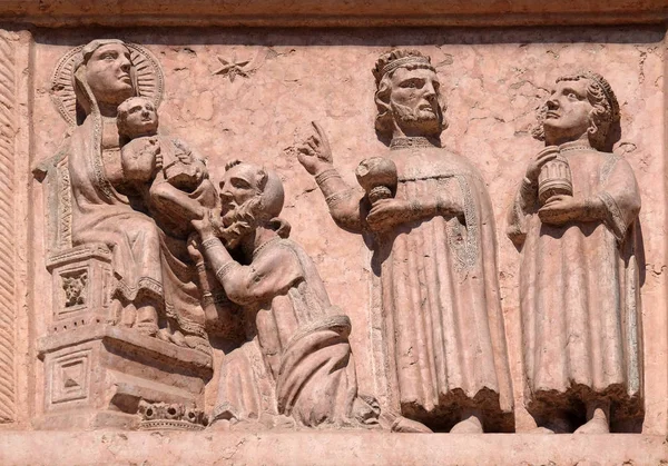 诞生场景 对麦琪的崇拜 在意大利维罗纳圣阿纳斯塔西娅教堂的门面浮雕 — 图库照片