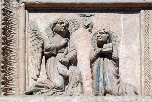 Annunciation Virgin Mary Relief Facade Saint Anastasia Church Verona Italy — Stock Photo, Image