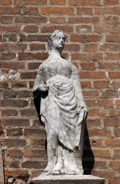 Portal, Saint Eufemia Gotik tarzı, Verona, İtalya Roma Katolik Kilisesi kadın heykeli