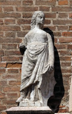 Portal, Saint Eufemia Gotik tarzı, Verona, İtalya Roma Katolik Kilisesi kadın heykeli