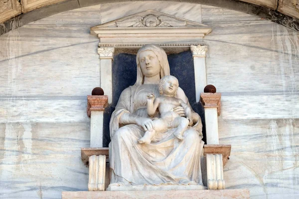 Vergine Maria Con Gesù Bambino Statua Sulla Facciata Del Palazzo — Foto Stock