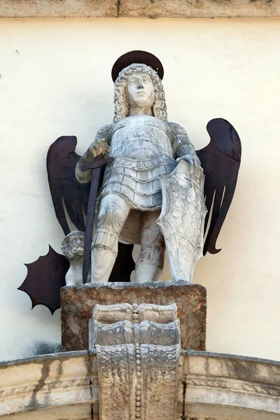 Saint Michael Ärkeängeln Staty Fasaden Palazzo Del Vescovado Verona Diocesan — Stockfoto