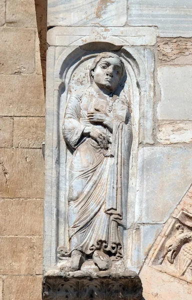 圣罗兰 教堂门户上的雕像献给圣母玛利亚 Matricolare 在意大利维罗纳的指定圣母玛利亚 — 图库照片