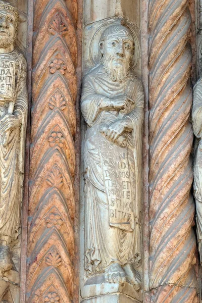 在大教堂的门户上的雕像献给圣母玛利亚 Matricolare 在意大利维罗纳的指定圣母玛利亚 — 图库照片
