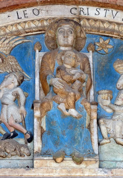 赤ん坊のイエスと聖母マリア ヴェローナ イタリアのサンタ マリア Matricolare 指定の下で 聖母マリアに専用の大聖堂 — ストック写真