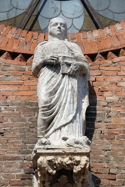 圣欧费米亚雕像在圣欧费米亚的哥特式的门户 罗马天主教教堂在维罗纳 意大利 — 图库照片