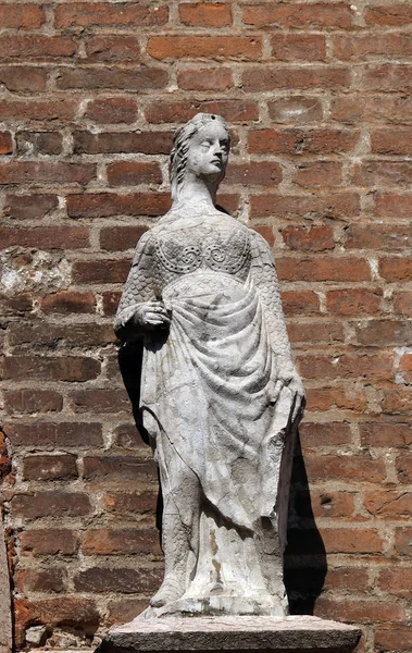 在圣欧费米亚的哥特式 罗马天主教教堂在意大利维罗纳的门户上的女性雕像 — 图库照片
