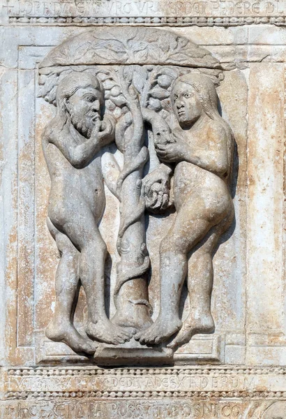 Adam Eve Mangent Fruit Arbre Interdit Relief Médiéval Sur Façade — Photo