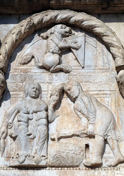 艺术大师尼科洛酒店 第十二世纪 的浮雕 集团在圣芝诺教堂门的右侧 联合国教科文组织世界遗产 在意大利维罗纳 — 图库照片