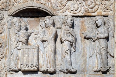 İsa Tapınağı ve angel'ın tanıtımı için Joseph söyle, Mısır'a, Basilica San Zeno, Verona'nın Ortaçağ kabartma kaçmak için bir rüya yer aldı.