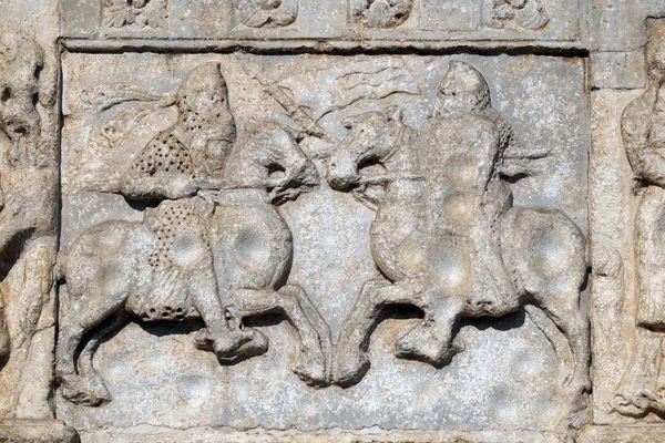 骑士与长矛和盾牌战斗马背 中世纪救济圣芝诺教堂的门面在意大利维罗纳 — 图库照片