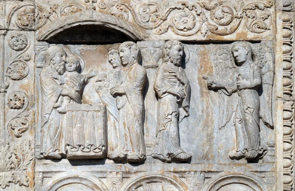 耶稣在神殿和天使中的呈现在梦中向约瑟说要逃到埃及去 在维罗纳圣芝诺教堂立面上的中世纪浮雕 — 图库照片