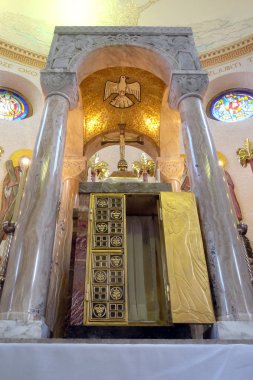 Zagreb, Hırvatistan'daki Saint Blaise kilisede ana sunak üzerinde çadır