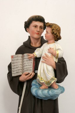 Aziz Anthony Padua holding çocuk İsa, heykel içinde kilise, Holy Cross Sisak, Hırvatistan