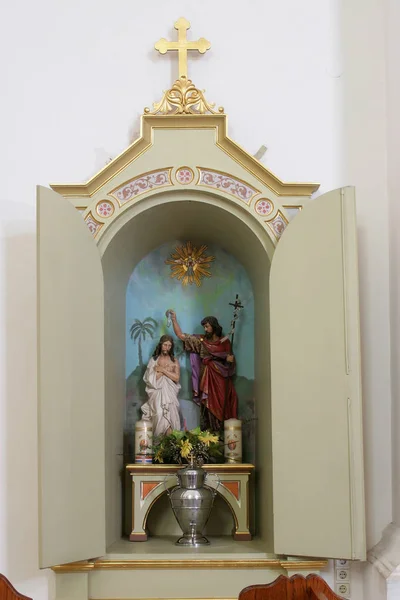 耶稣的洗礼 在锡萨克圣十字教堂的雕像 克罗地亚 — 图库照片