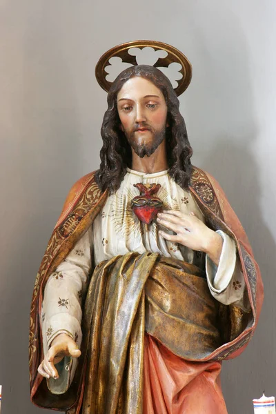 耶稣的圣心 克罗地亚科尔丘拉岛的圣约瑟夫教堂的祭坛上的雕像 — 图库照片