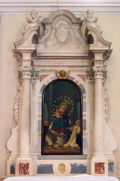 ヴェラ ルカのコルチュラ島 クロアチアでの健康の聖母の礼拝堂でポンペイの聖母の祭壇 — ストック写真