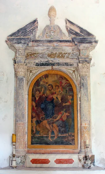 圣母玛利亚与婴孩耶稣和天使 祭坛在罗马圣劳伦斯教堂在 Zukovac 克罗地亚 — 图库照片