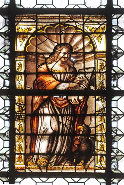 セントジョン福音伝道者 聖シュルピス教会 フランスでステンド グラスの窓 — ストック写真