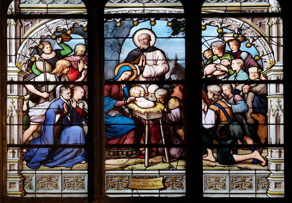 法国巴黎圣都教堂的耶稣诞生场景 牧羊人崇拜 彩绘玻璃窗 — 图库照片