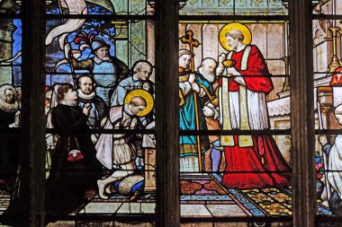 St. Aloysius ilk cemaat Saint Charles Borromeo, elinden alma Gonzaga lekeli cam pencere Saint Severin, Paris, Fransa'da kilise 