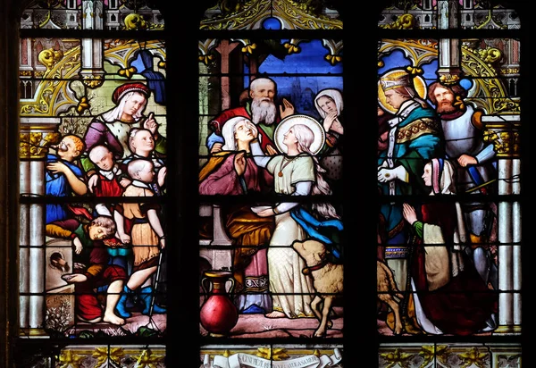 マルセル フランスでサン セブラン教会のステンド グラスの窓の前で母親に視力を与える聖ジュヌヴィエーヴ — ストック写真