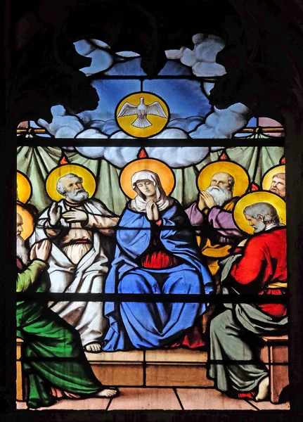 フランスのサン セブラン教会のステンド グラスの窓 聖霊の降下 — ストック写真