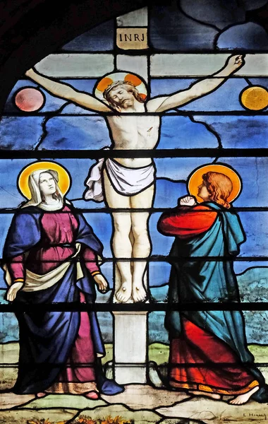 圣母玛利亚和圣约翰的十字架下 彩色玻璃窗户在圣塞维林教堂 — 图库照片