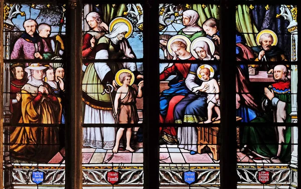 聖エリザベス 幼児イエスと聖なる親族 フランスでサン セブラン教会のステンド グラスの窓 彼の母によって導入された洗礼者ヨハネ — ストック写真
