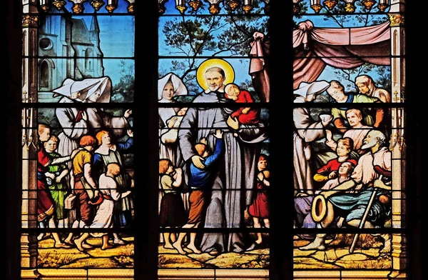 セント ビンセント ポール慈善の娘で収集 孤児院 フランスでサン セブラン教会のステンド グラスの窓 — ストック写真