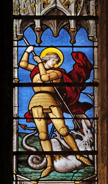 セント ジョージのドラゴン フランスでサン セブラン教会のステンド グラスの窓を殺害 — ストック写真