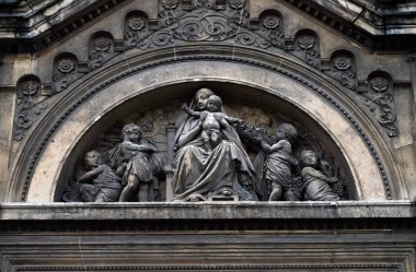 Melekler, Notre Dame des Champs Paris, Fransa'da çevrili İsa ile Meryem Ana 