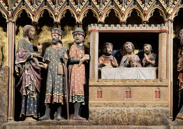 在巴黎圣母院内的复杂雕刻和彩绘的马忤斯 在法国巴黎联合国教科文组织世界遗产遗址描绘的门徒的外观 — 图库照片