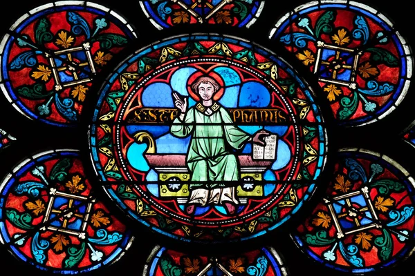 位于法国巴黎的联合国教科文组织世界遗产遗址圣母院大教堂彩绘玻璃窗口 — 图库照片