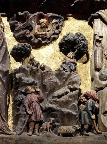 ノートルダム大聖堂 羊飼いに受胎告知を描いたフランスのパリでユネスコ世界遺産の内部複雑に切り分けられ 塗られたフリーズ — ストック写真