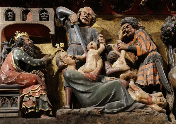 Složitě Vyřezávané Malované Vlys Uvnitř Katedrály Notre Dame Znázorňující Vraždění — Stock fotografie